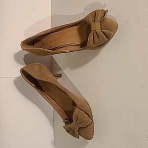 Restricted Used women's 2" tan suede heels with cute bow detail pointy toe